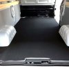 Rubber laadvloermat gelegd in een bus